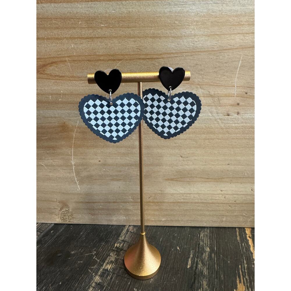 Heart checkered earrings black & white